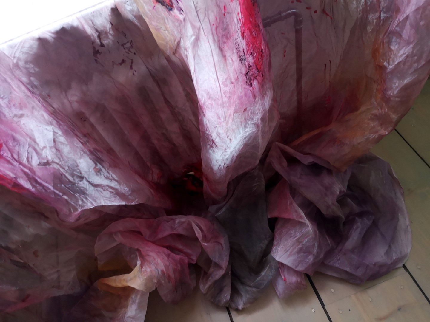 Janne Lias, Mõnikord tulevad kardinad ette / Mõnikord lähevad kardinad eest ära, detail, 2021.