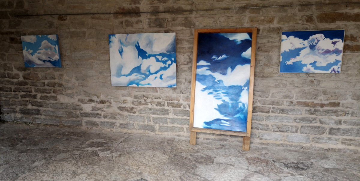 Janne Lias, Pilved, näitusevaade. Amandus Adamsoni Ateljeemuuseumi galeriihoone, Paldiski, 2024.