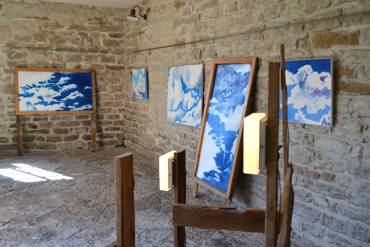 Janne Lias, Pilved, näitusevaade. Amandus Adamsoni Ateljeemuuseumi galeriihoone, Paldiski, 2024.