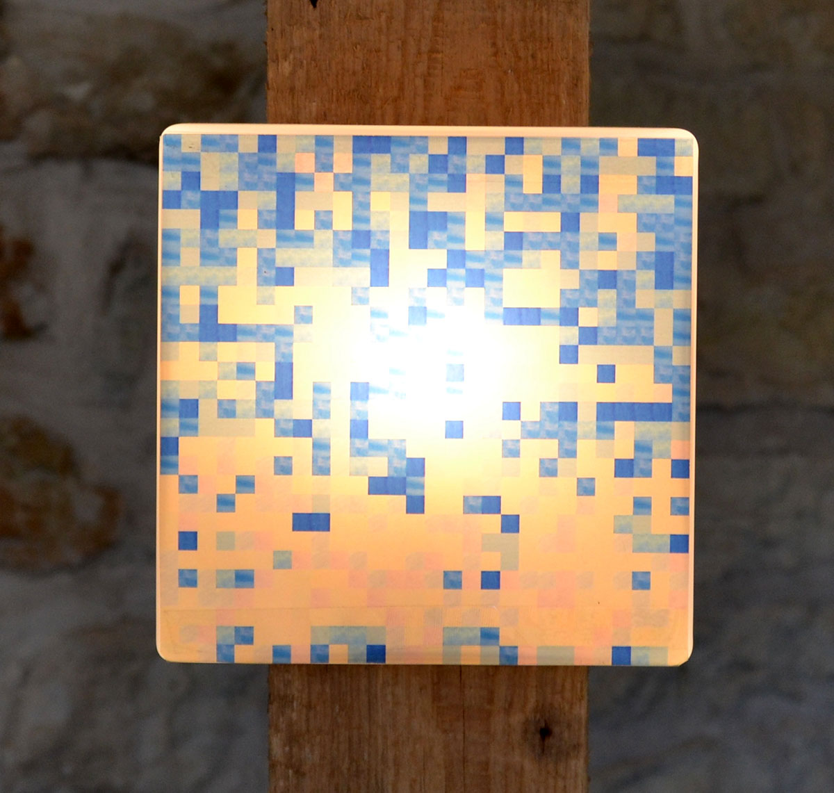 Lähivaade andmemosaiigiga lambist. Lambi suurus 15x15 cm