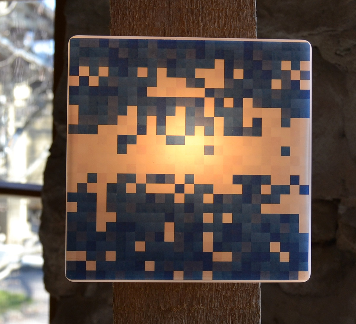 Lähivaade andmemosaiigiga lambist. Lambi suurus 15x15 cm