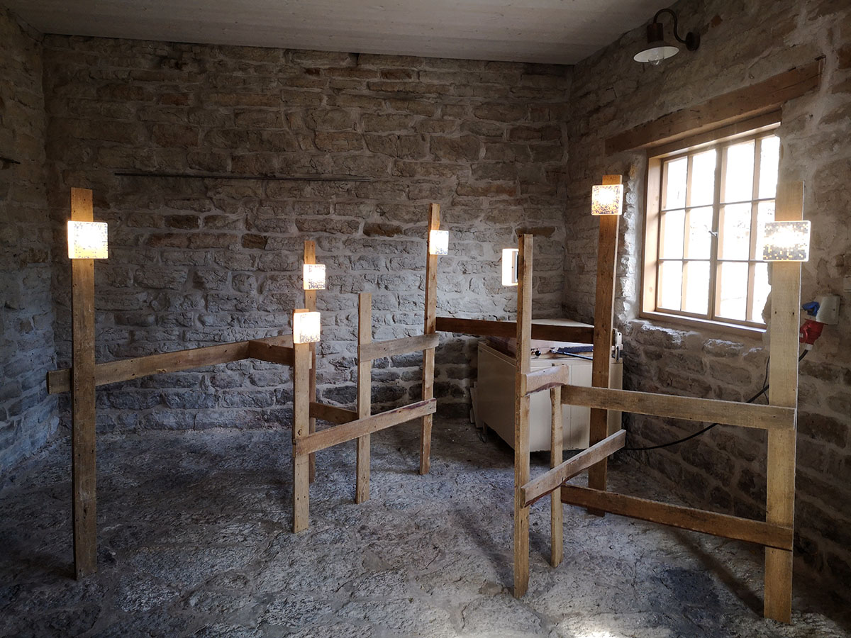 Janne Lias, Pilved, näitusevaade. Amandus Adamsoni Ateljeemuuseumi galeriihoone, Paldiski, 2024.